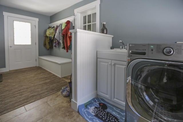 laundry room with tile patterned flooring, washer / dryer, a sink, and cabinet space