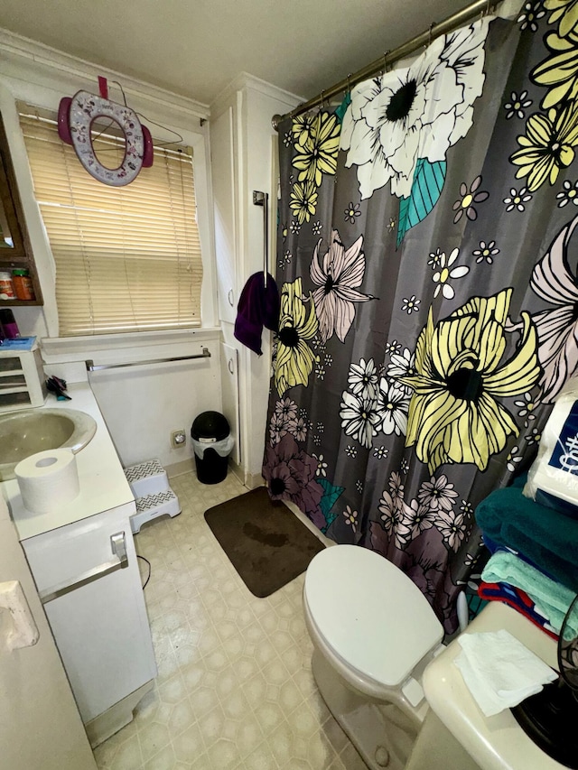 full bath featuring tile patterned floors, toilet, vanity, and a shower with curtain