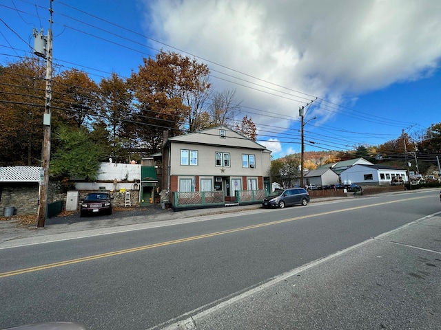 view of front of property featuring fence