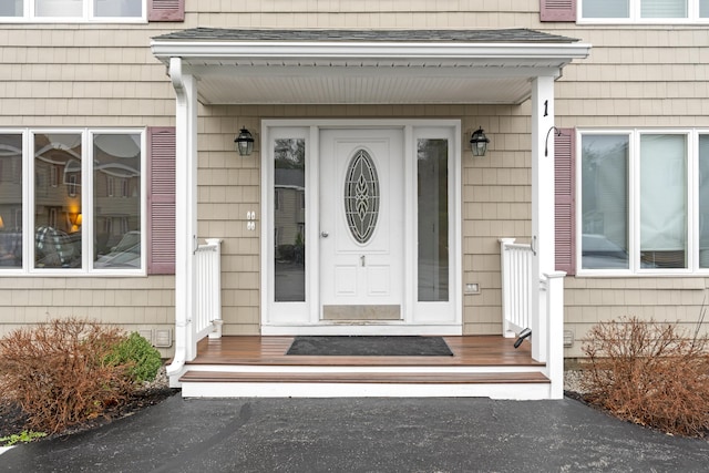 entrance to property with a shingled roof