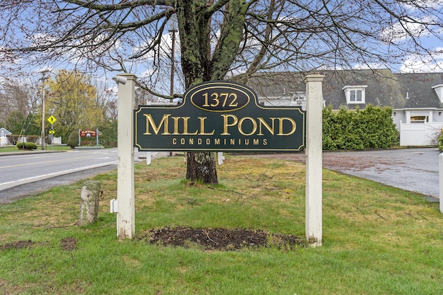 community / neighborhood sign featuring a yard