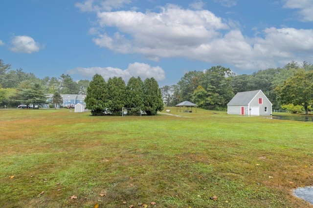 view of yard featuring an outbuilding