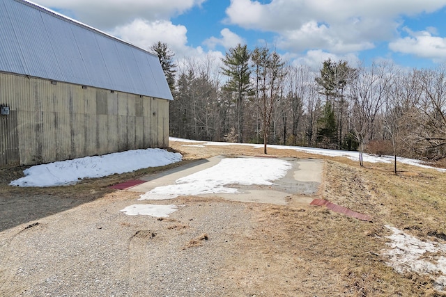 view of yard with an outbuilding