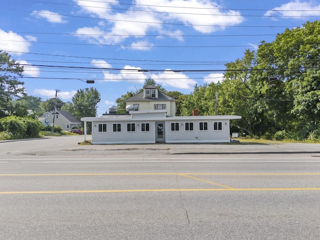 view of american foursquare style home