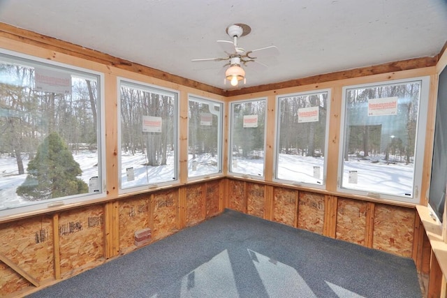 sunroom with ceiling fan