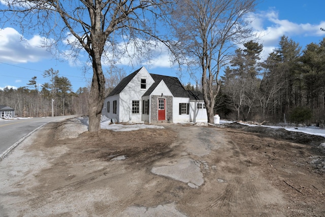 view of front of property featuring entry steps and driveway