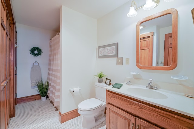 full bathroom with vanity, toilet, a shower with curtain, and baseboards