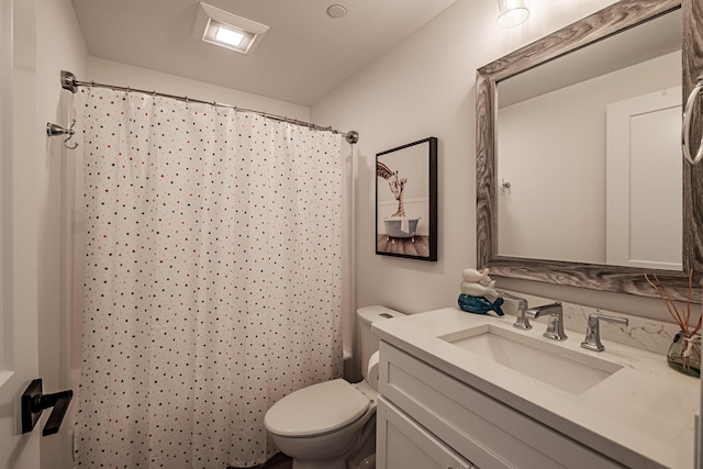 full bathroom featuring a shower with curtain, toilet, and vanity