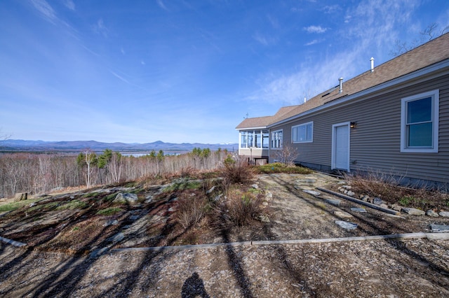 view of yard featuring a mountain view