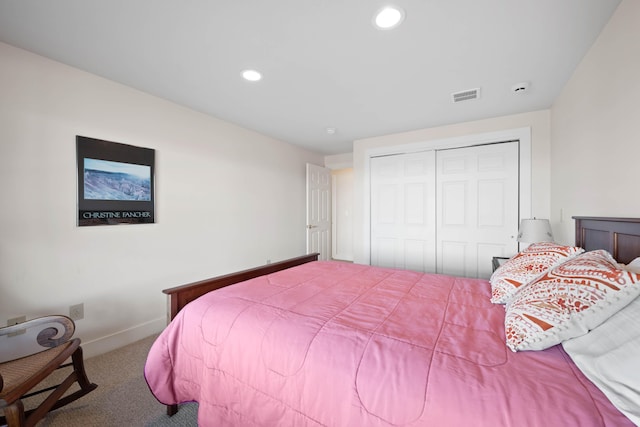 bedroom with carpet floors, recessed lighting, baseboards, visible vents, and a closet