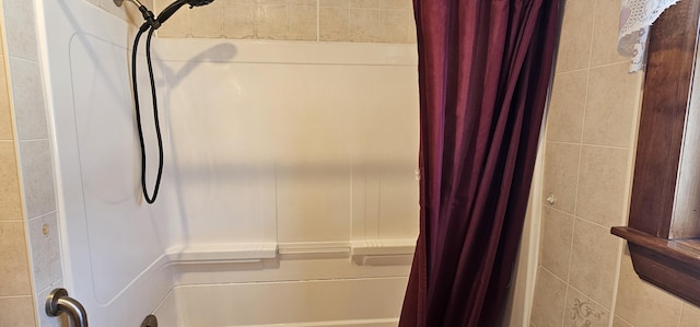 bathroom featuring shower / bath combo