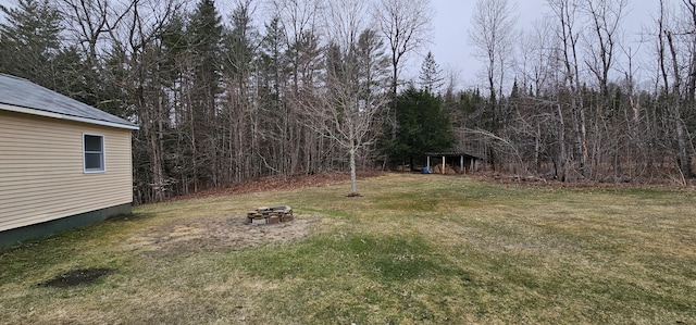 view of yard featuring an outdoor fire pit