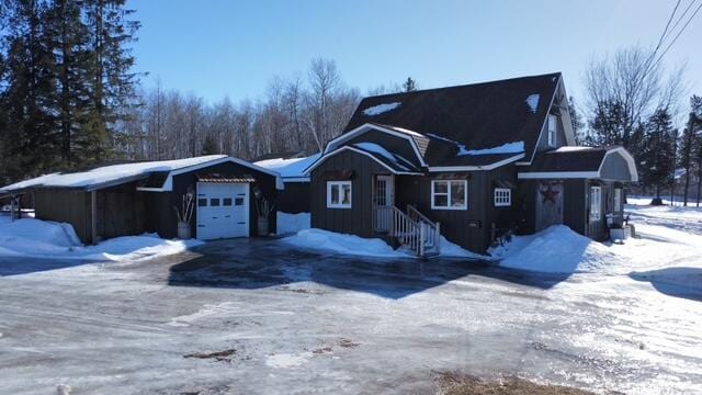 view of front of home featuring a detached garage