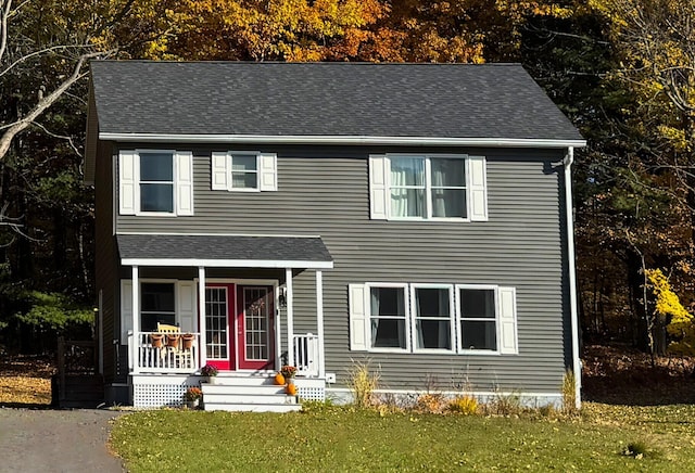 view of front facade featuring a porch and a front lawn