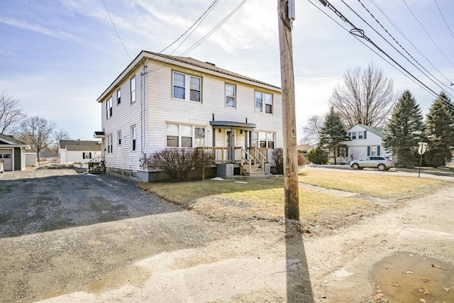 view of front facade with driveway