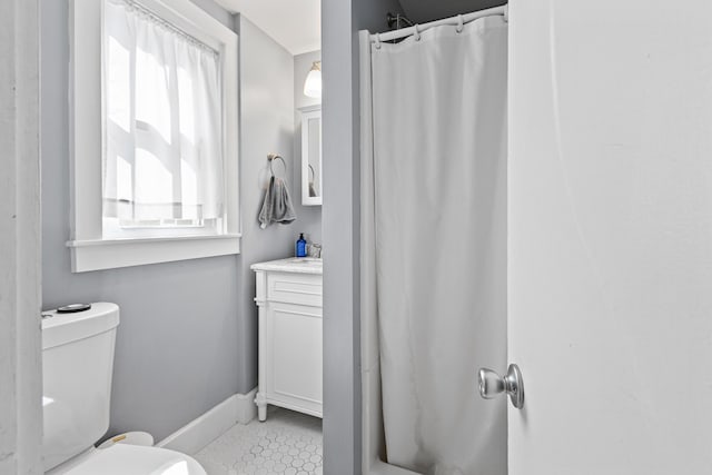 bathroom featuring tile patterned flooring, baseboards, toilet, a shower with curtain, and vanity