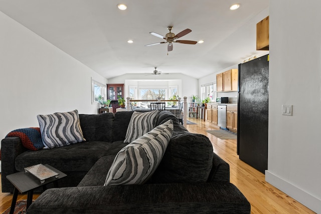 living area with baseboards, lofted ceiling, recessed lighting, ceiling fan, and light wood-style floors