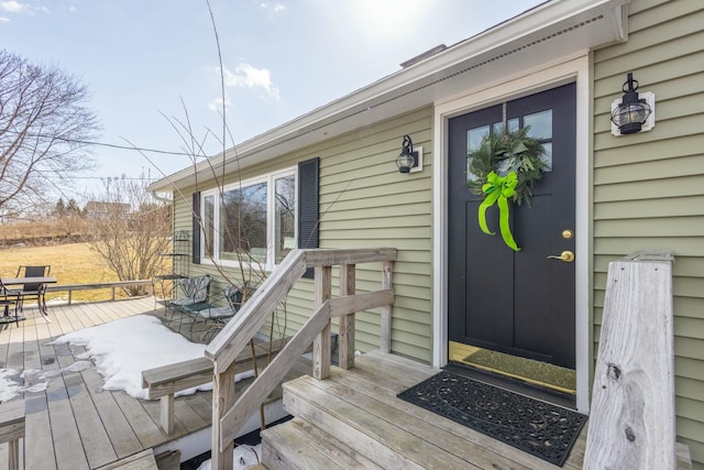 property entrance featuring a deck