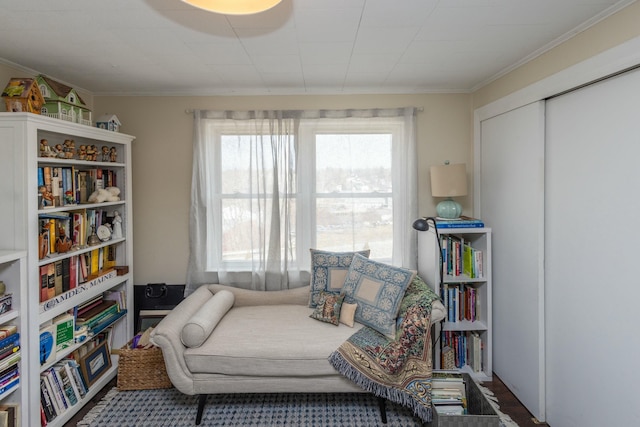 sitting room with crown molding