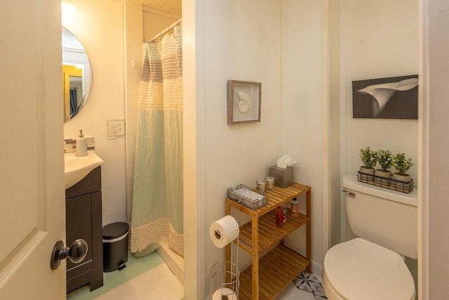 full bathroom featuring vanity, a shower with shower curtain, and toilet