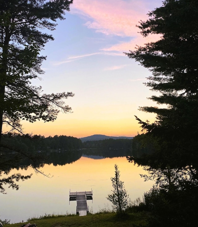 water view with a mountain view
