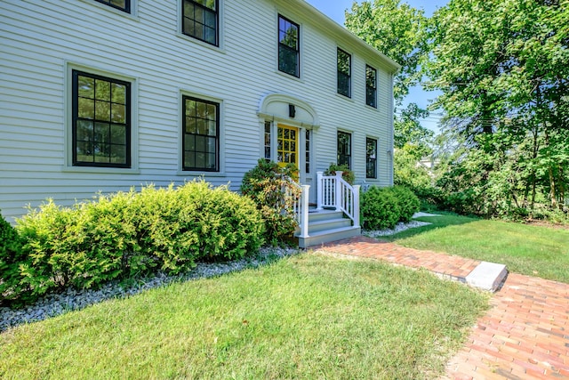 colonial home featuring a front yard