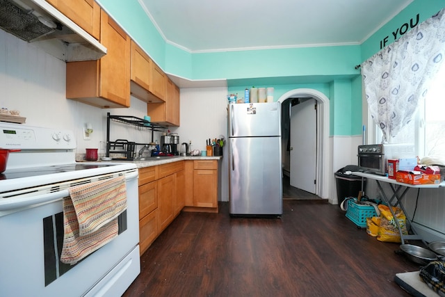 kitchen featuring dark wood-style floors, white electric stove, freestanding refrigerator, light countertops, and under cabinet range hood