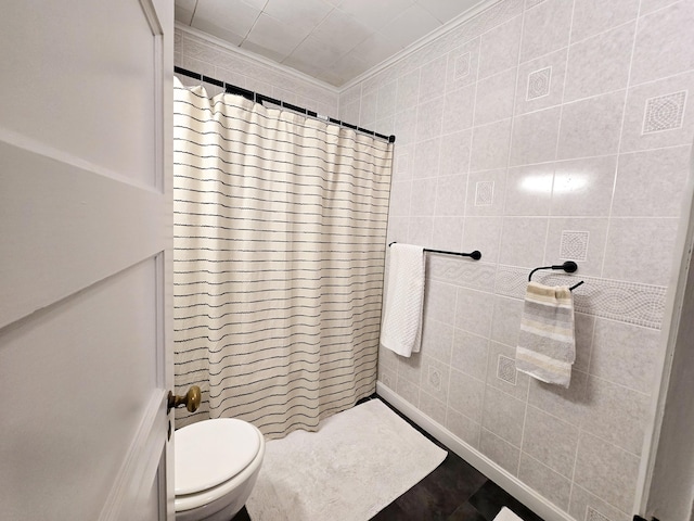 bathroom featuring a shower with curtain, crown molding, and toilet