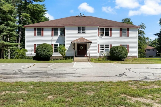 view of front of property featuring a front yard