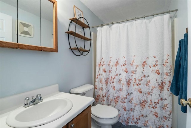 full bath with vanity, a shower with shower curtain, and toilet