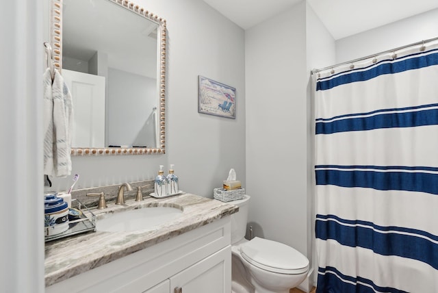 full bathroom with curtained shower, toilet, and vanity