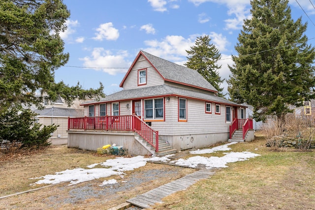 view of front of home featuring a shingled roof and a front lawn