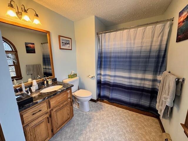 full bathroom with a textured ceiling, toilet, a shower with shower curtain, and vanity