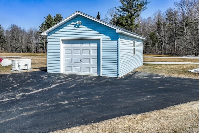 detached garage featuring aphalt driveway