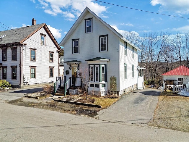 view of front facade featuring driveway