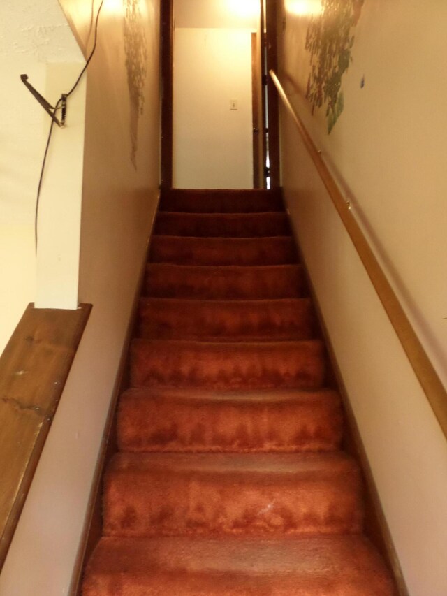 365 Country Club 3rd Rd, Sanford, ME 04073 - view of staircase
