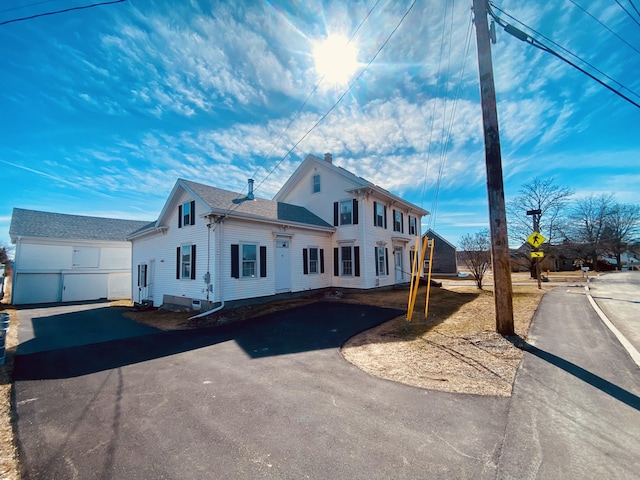 view of front of property with a shingled roof