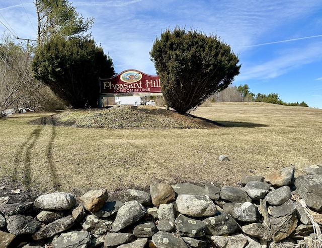 community sign with a lawn
