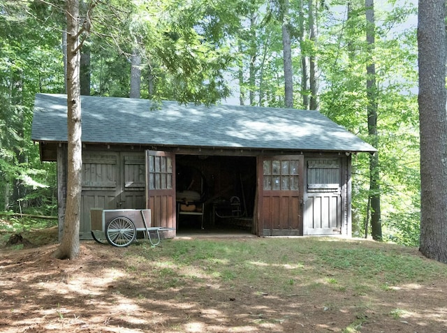 view of outdoor structure with an outbuilding