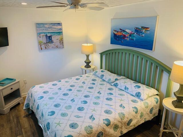 bedroom featuring wood finished floors and a ceiling fan
