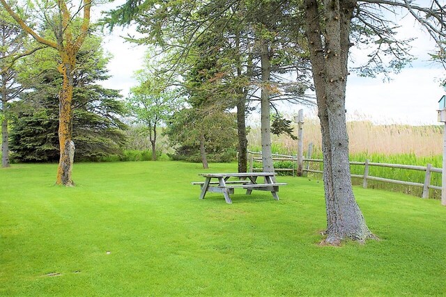 542 Ocean Ave, Wells, ME 04090 - surrounding community with fence and a yard