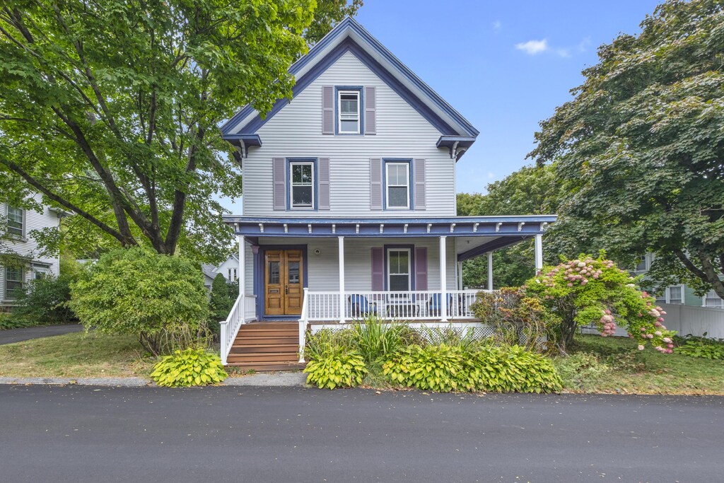 view of front of property featuring a porch