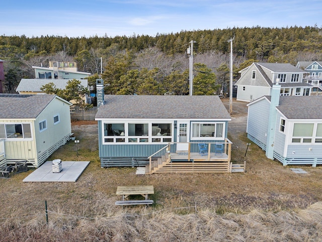 birds eye view of property featuring a forest view