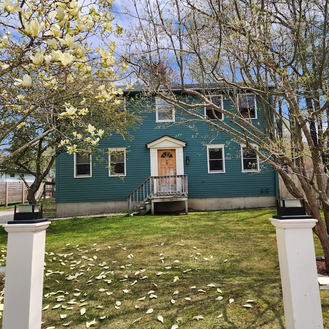 view of front of home featuring a front yard