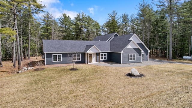 single story home with roof with shingles and a front yard