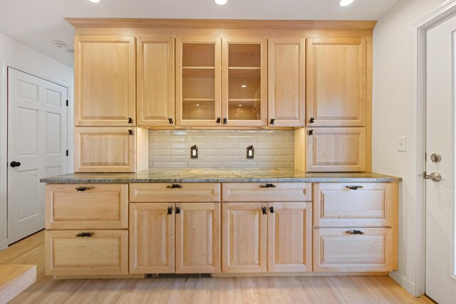 573 Exeter Rd, Corinth, ME 04427 - bar area featuring light wood-style flooring, decorative backsplash, and recessed lighting