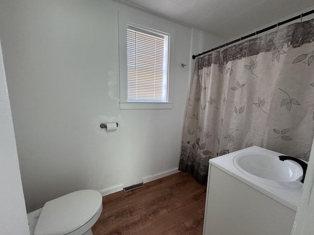 159 Elm St, Bangor, ME 04401 - full bathroom featuring wood finished floors, vanity, toilet, a shower with curtain, and baseboards