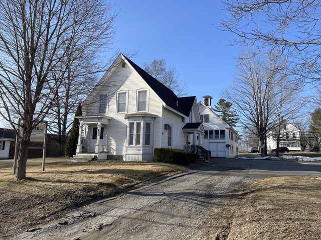 view of front of property featuring aphalt driveway