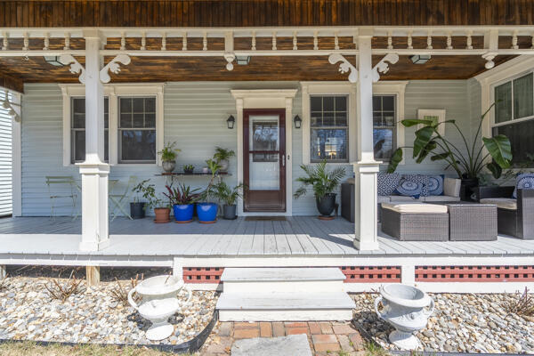 property entrance featuring covered porch and an outdoor hangout area