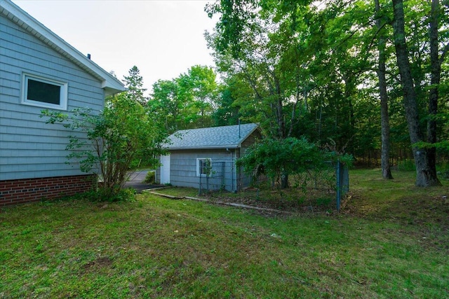 view of yard with an outbuilding